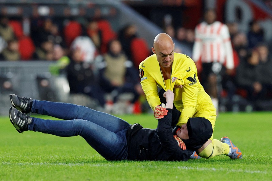 PSV Eindhoven phạt nặng cho cổ động viên tấn công thủ môn