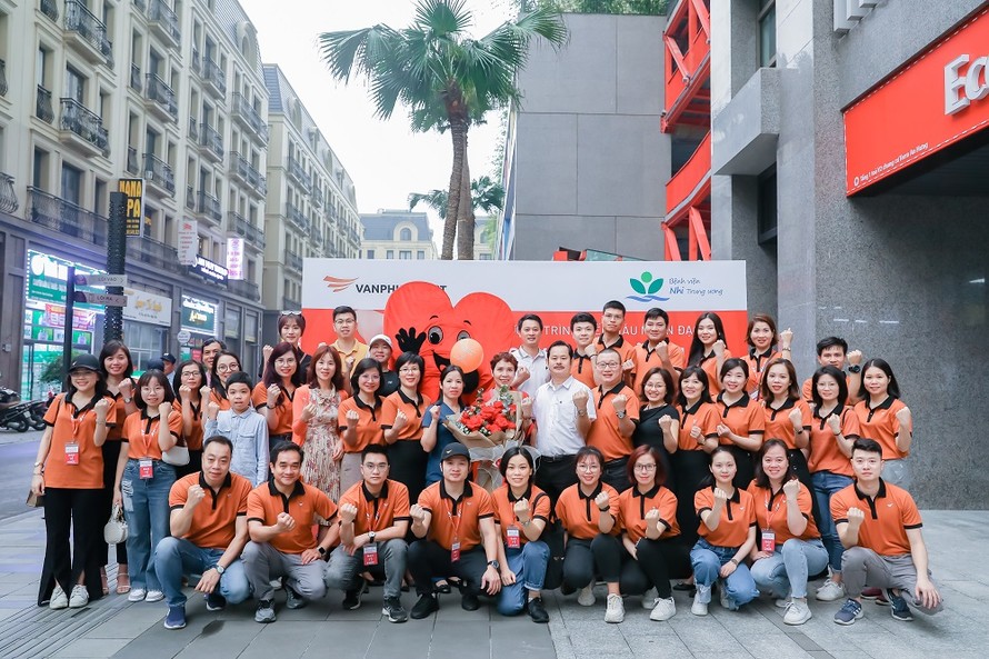 Cán bộ nhân viên Văn Phú - Invest cùng cư dân The Terra - An Hưng tham dự sự kiện hiến máu nhân đạo “Ngày thứ 7 sẻ chia”.