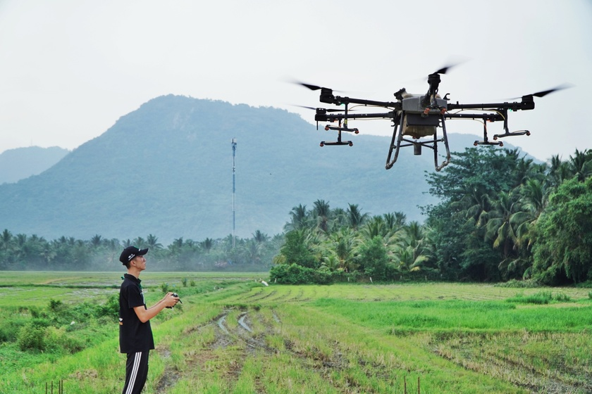 Kỹ sư trẻ với ý tưởng dùng drone trong canh tác nông nghiệp