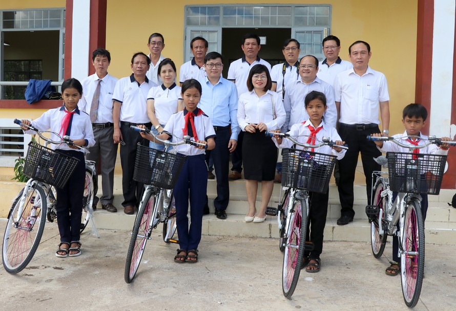 Trao tặng giếng nước sạch và hàng trăm suất quà cho học sinh huyện miền núi ở Phú Yên