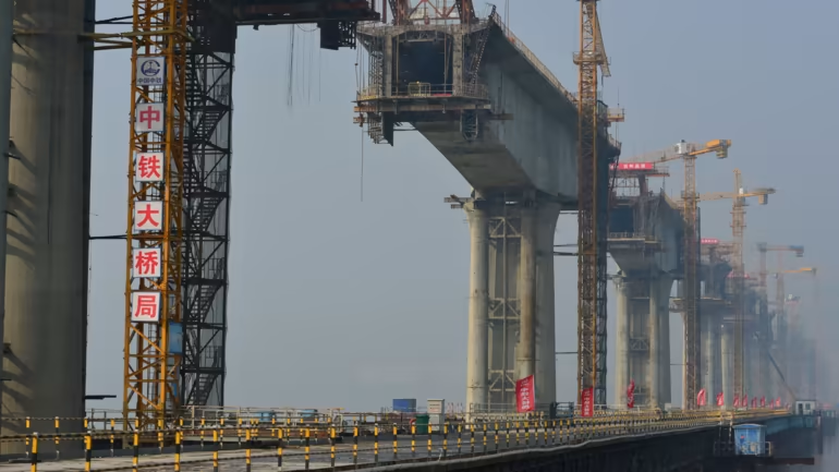 Trung Quốc tiếp tục đổ tiền vào đường cao tốc, đường sắt và sân bay