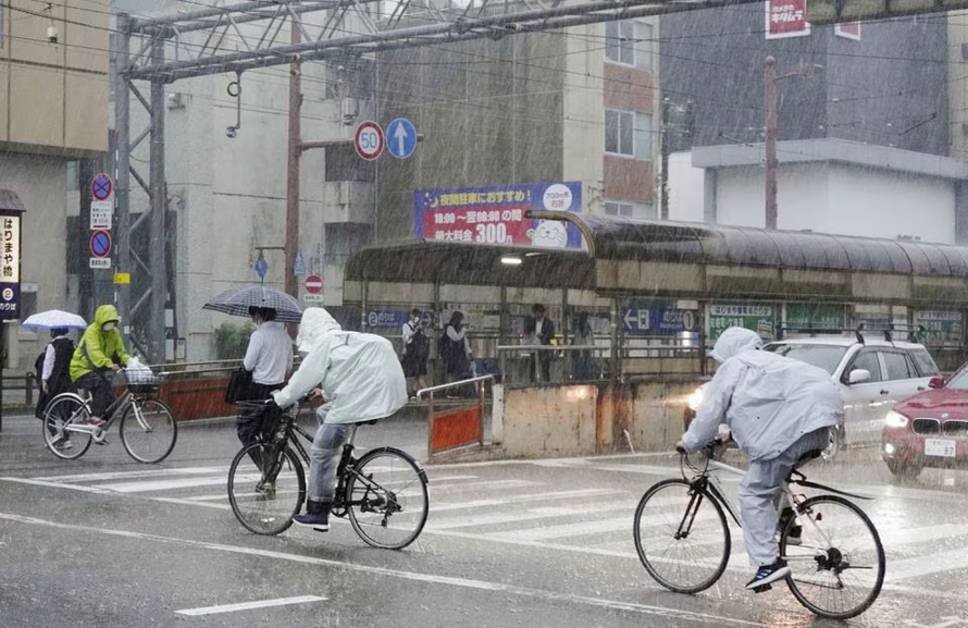 Bão Mawar gây mưa to và gió lớn tại Nhật Bản