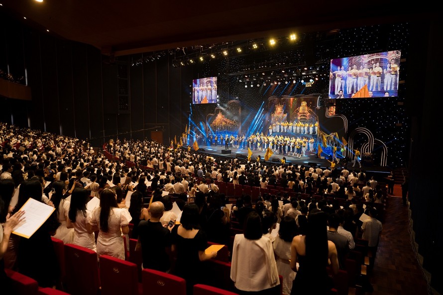 Hơn 3500 người đã tham gia hòa giọng trong tiết mục hợp xướng “Gần nhau cùng ước mơ”, tạo nên một giây phút thiêng liêng và đặc biệt xúc động trong chương trình.
