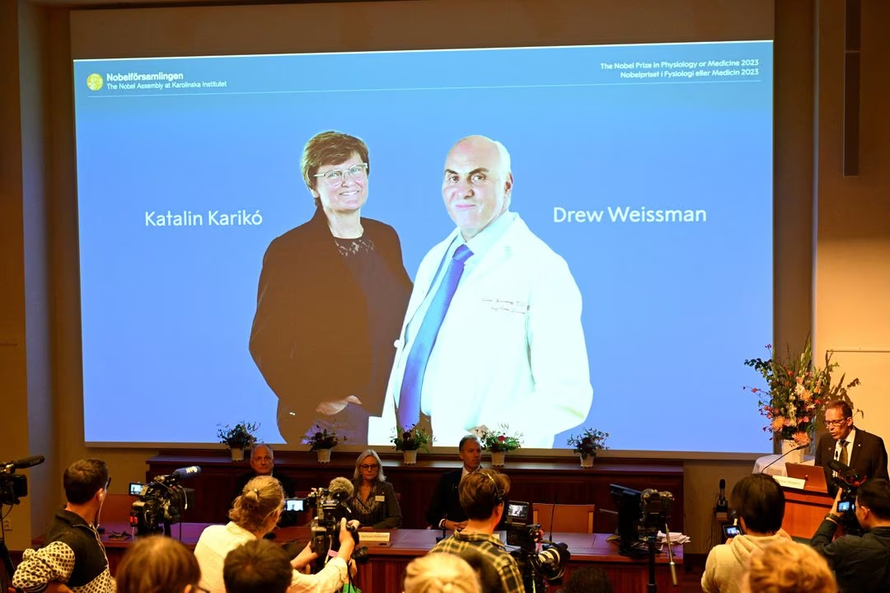 Giải Nobel Y trao cho hai nhà khoa học tạo ra vaccine ngừa COVID-19