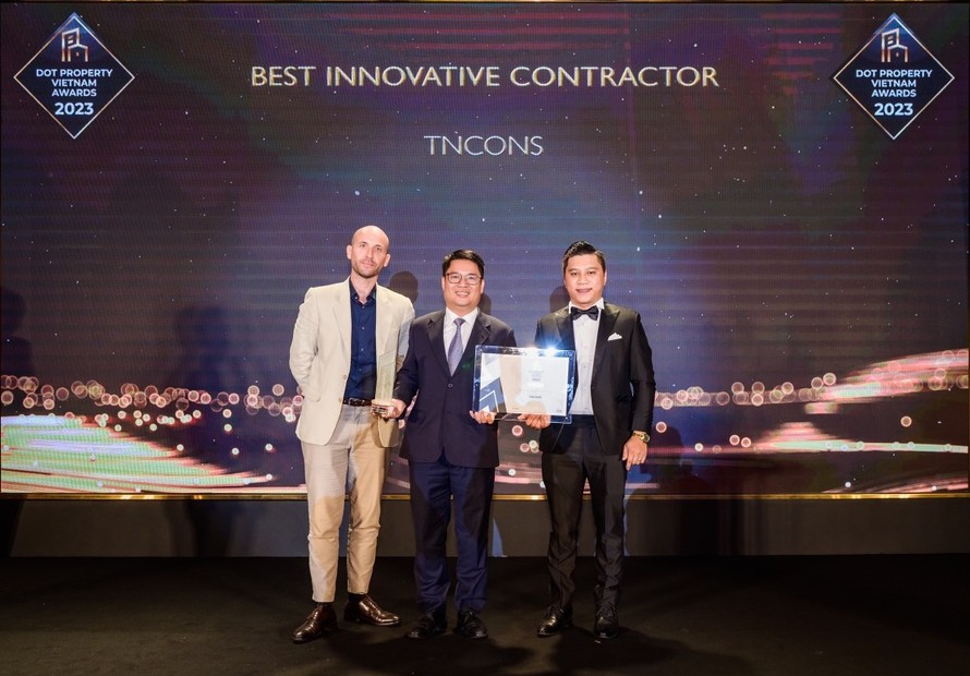 Ông Mai Xuân Diệu, Tổng Giám đốc TNCons Vietnam nhận chứng nhận giải thưởng từ đại diện BTC Dot Property Vietnam Awards 2023