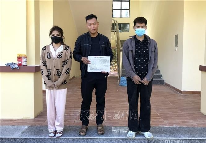 Các đối tượng (từ phải qua trái) Công, Dế, Hồng bị lực lượng chức năng bắt giữ khi đang nhập cảnh trái phép từ Lào về Việt Nam. Ảnh: TTXVN