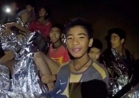 Các cầu thủ đội bóng thiếu niên Thái Lan khi ở trong hang. (Ảnh: Reuters)