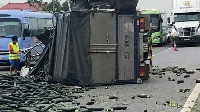 Vụ tai nạn khiến xe tải lật chắn ngang cao tốc Nội Bài - Lào Cai. (Ảnh: Vietnamnet)