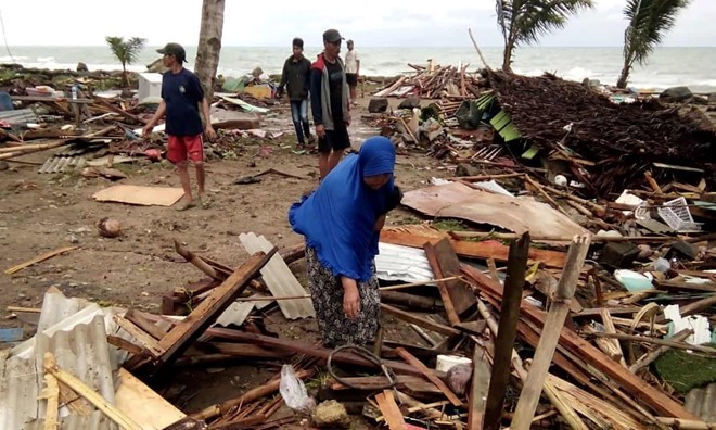 Bãi biển Carita tại phía nam đảo Sumatra, Indonesia tan hoang sau cơn sóng thần ngày 23/12. Ảnh: AFP.