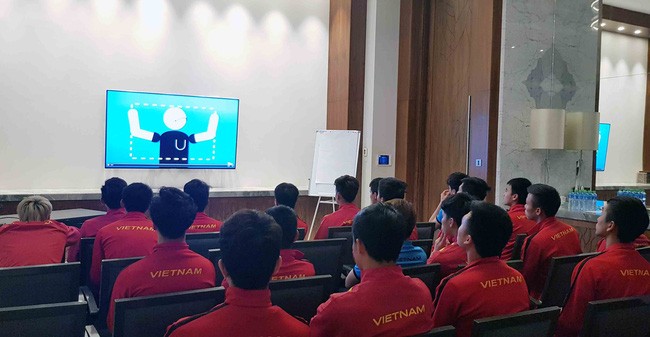 ĐT Việt Nam chăm chú tìm hiểu công nghệ VAR trước trận gặp Nhật Bản.