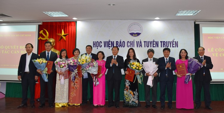 Ban Giám đốc Học viện Báo chí và Tuyên truyền tặng hoa chúc mừng 8 nhân sự được bổ nhiệm cấp trưởng đơn vị trực thuộc Học viện.