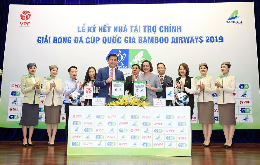 Chủ tịch, TGĐ Công ty VPF – Ông Trần Anh Tú và Phó Tổng Giám đốc Bamboo Airways – Bà Bùi Hải Huyền thực hiện lễ ký kết.