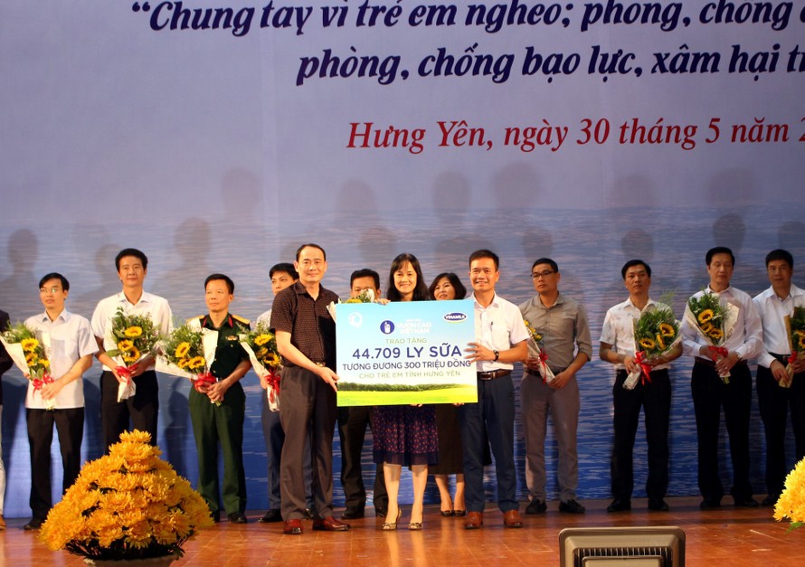Quỹ sữa vươn cao Việt Nam và Vinamilk chung tay vì trẻ em Hưng Yên