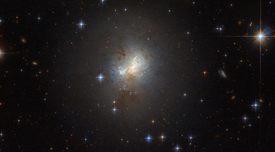 Thiên hà lùn mang lỗ đen "quái vật" quá lớn mà Hubble đã tìm thấy - Ảnh: NASA/ESA