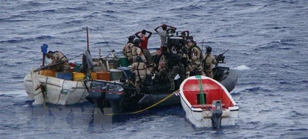 Lực lượng thực thi pháp luật bắt giữ một toán cướp biển trên vịnh Guinea. (Nguồn: TTXVN)