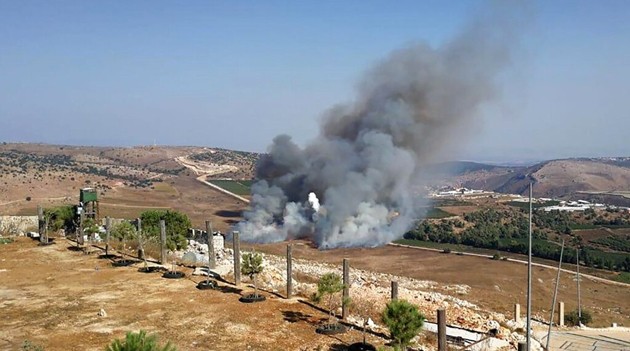 Khói bốc lên sau các đợt pháo kích qua lại gần biên giới Lebanon. Ảnh: AP.