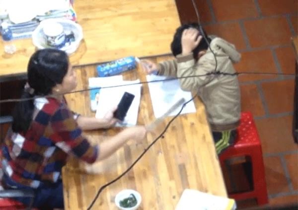 Cô giáo dạy thêm tại nhà đánh học sinh ở Ninh Thuận. (Ảnh cắt từ clip báo Giao thông)