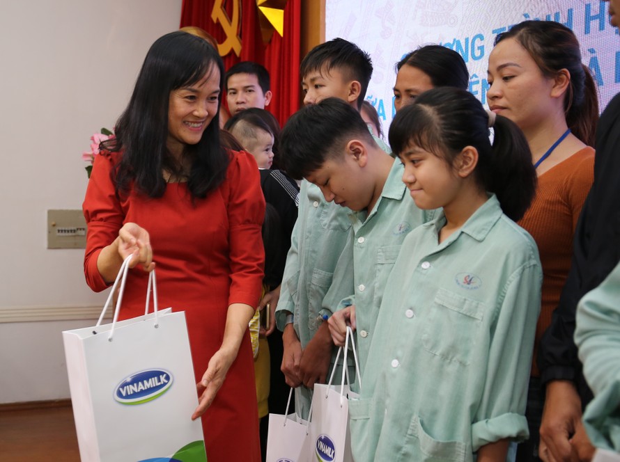 Bà Nguyễn Minh Tâm – GĐ chi nhánh Hà Nội của Vinamilk trao quà cho các bệnh nhi đang được chữa trị tại bênh viện.