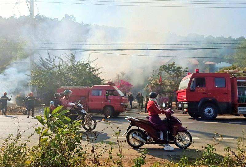 Lực lượng chức năng điều 2 xe cứu hỏa cùng hàng chục chiến tới hiện trường cứu hộ