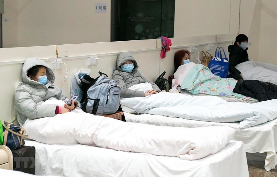 Bệnh nhân nhiễm COVID-19 được điều trị tại bệnh viện dã chiến ở Vũ Hán, tỉnh Hồ Bắc, Trung Quốc, ngày 5/2/2020. (Ảnh: THX/TTXVN)