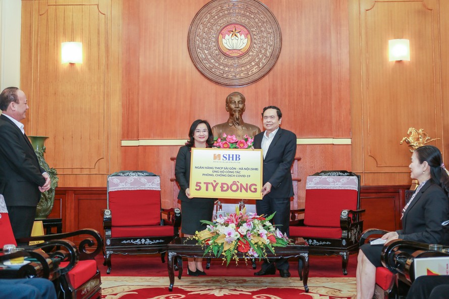 à Ngô Thu Hà, Phó tổng giám đốc SHB thay mặt Ngân hàng trao ủng hộ 5 tỷ đồng cho công tác phòng chống dịch COVID-19
