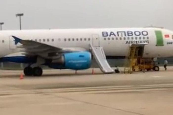 Chiếc máy bay bị bung phao trượt thoát hiểm do hành khách tự ý mở tại sân bay Thọ Xuân - Ảnh: Tuổi Trẻ