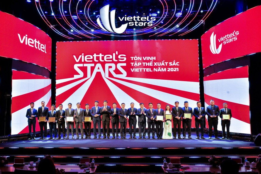 Ban Tổng giám đốc Tập đoàn Công nghiệp - Viễn thông Quân đội Viettel và 8 cá nhân xuất sắc toàn cầu của Viettel 2021
