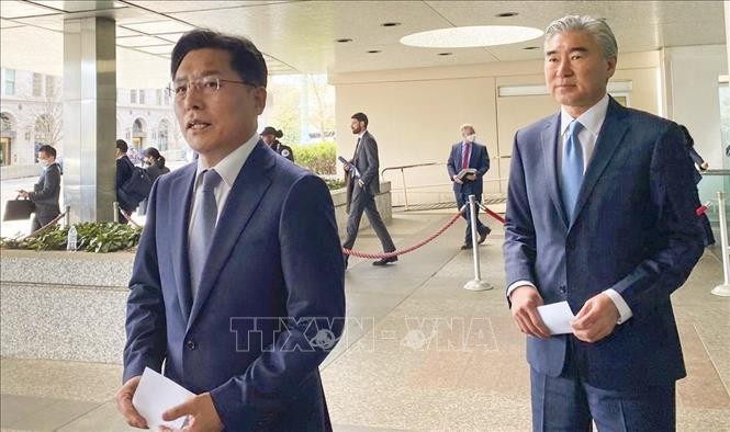Đặc phái viên Mỹ phụ trách vấn đề Triều Tiên Sung Kim (phải) và Đặc phái viên về hòa bình và an ninh Bán đảo Triều Tiên của Hàn Quốc Noh Kyu-duk phát biểu với báo giới sau cuộc gặp tại Washington, Mỹ, ngày 4/4/2022.