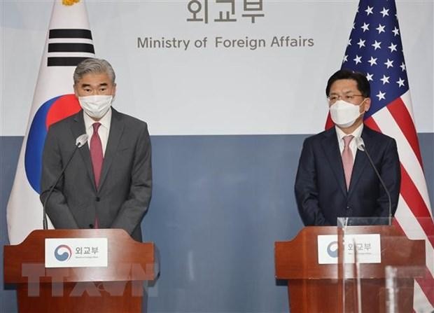 Đặc phái viên Mỹ về Triều Tiên Sung Kim (trái) và người đồng cấp Hàn Quốc Noh Kyu-duk tại cuộc họp báo ở Seoul ngày 18/4.