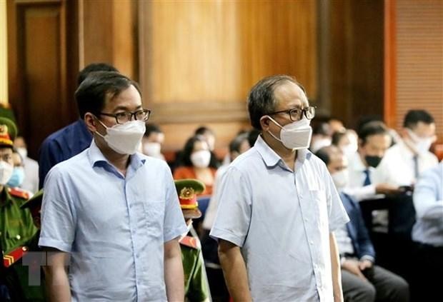Các bị cáo Tất Thành Cang (bên phải) và Tề Trí Dũng nghe tuyên đọc bản án tại phiên tòa sơ thẩm. 