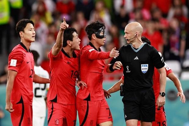 Các cầu thủ Hàn Quốc phản ứng với trọng tài khi kết thúc trận thua Ghana 2-3