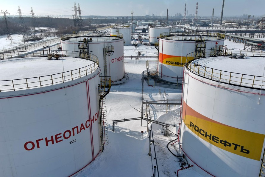 Các bể chứa dầu tại cơ sở lọc dầu Novokuibyshevsk của Nga.