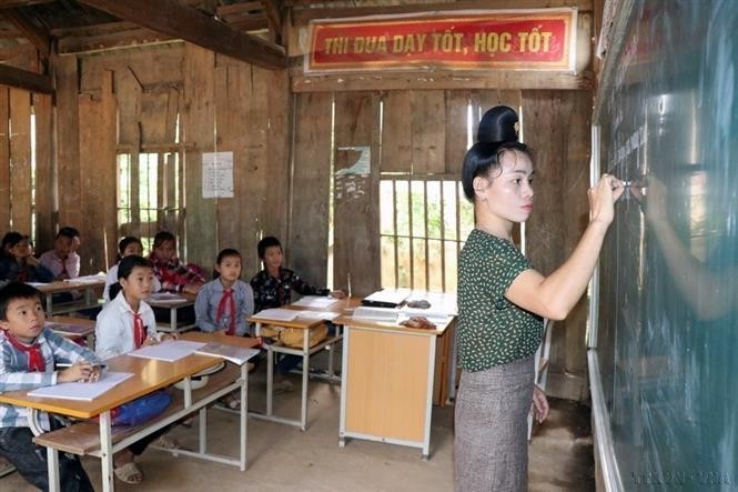 Giờ học của cô và trò trong phòng học tạm tại điểm trường của Trường Phổ thông Dân tộc bán trú Tiểu học xã Mường Lạn, huyện Sốp Cộp, tỉnh Sơn La.