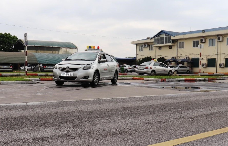 Học viên thi sát hạch lái xe trong sa hình tại một cơ sở đào tạo, sát hạch lái xe của Hà Nội.