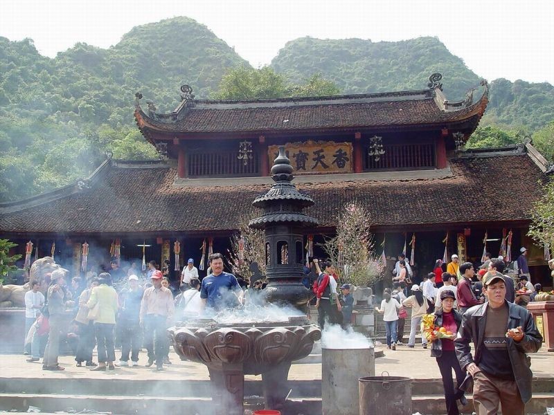 Lễ hội chùa Hương diễn ra từ mùng 2 Tết Nguyên đán