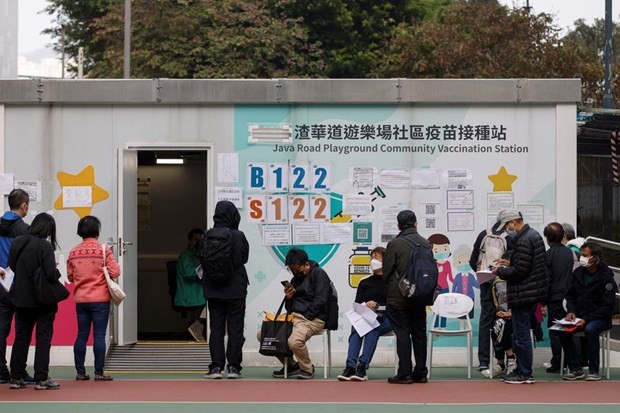 Người dân xếp hàng tại một trạm tiêm vaccine ở Hong Kong.