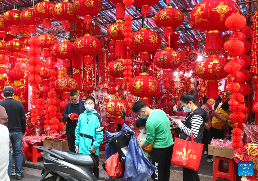 Người dân chọn đồ trang trí cho Lễ hội mùa xuân sắp tới tại một hội chợ dọc theo đường Thượng Hải của thành phố Nam Ninh, Khu tự trị dân tộc Choang Quảng Tây, phía Nam Trung Quốc. Ảnh: Tân Hoa xã