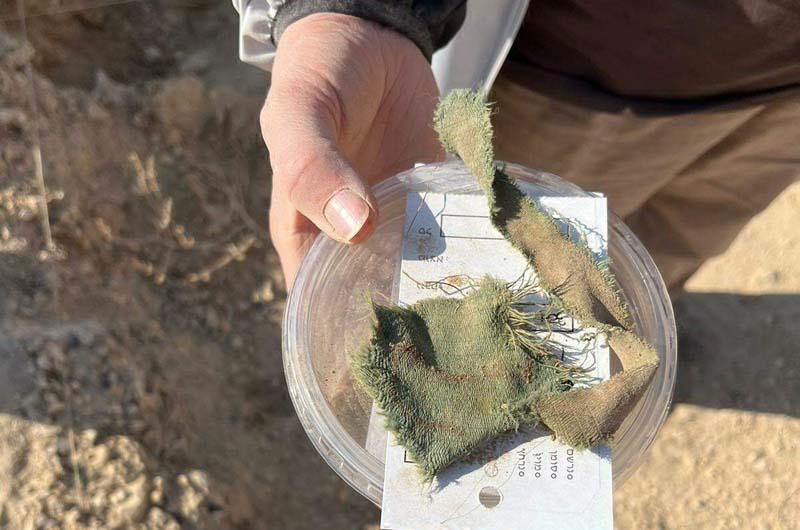 Israel phát hiện hàng trăm tấm lụa tơ tằm có niên đại 1.300 năm