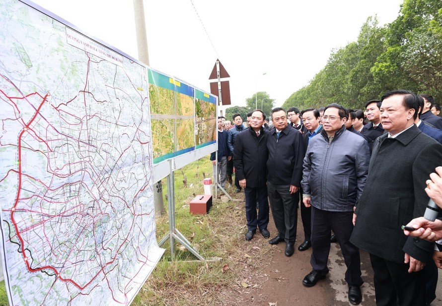 Thủ tướng Phạm Minh Chính kiểm tra dự án xây dựng đường vành đai 4 vùng Thủ đô Hà Nội