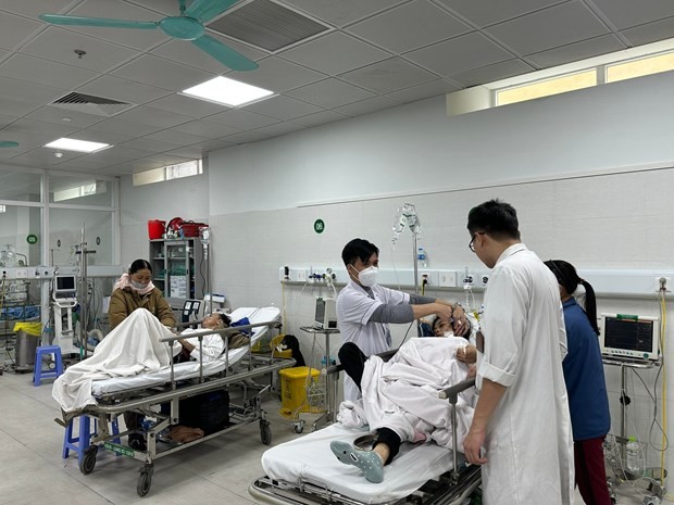 Bác sỹ điều trị cho bệnh nhân tại Bệnh viện Hữu nghị Việt Đức trong dịp Tết. 
