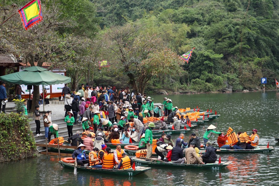 Gần 400.000 lượt khách du lịch đến Ninh Bình dịp Tết Quý Mão