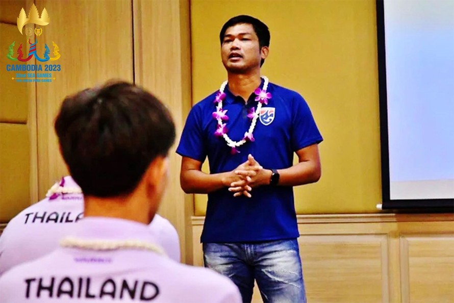 HLV Sritharo được giao chỉ tiêu vô địch SEA Games 32 với U22 Thái Lan. - Ảnh: FAT