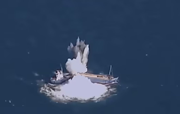 Video tiêm kích Mỹ thả bom thông minh khiến tàu chở hàng gãy làm đôi