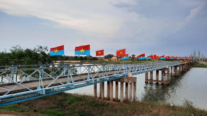 Do tình trạng xuống cấp trên cầu Hiền Lương lịch sử, Sở Giao thông vận tải tỉnh Quảng Trị đề nghị hạn chế người qua lại và sớm sửa chữa.