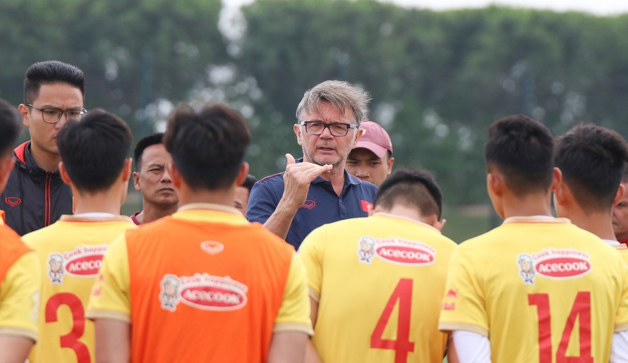 HLV Troussier sẽ phải sớm khắc phục điểm yếu thể lực của U23 Việt Nam.