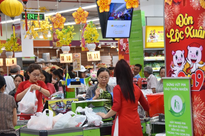 Người dân ùn ùn vào siêu thị sắm Tết, chợ truyền thống thưa vắng