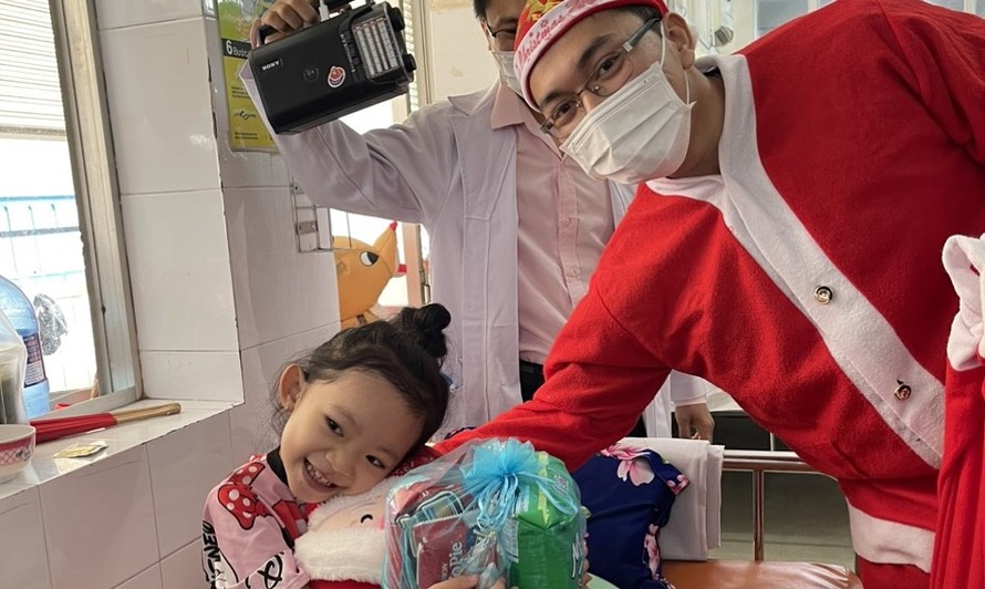 Giáng Sinh đong đầy yêu thương tại Bệnh viện Nhi Đồng 1