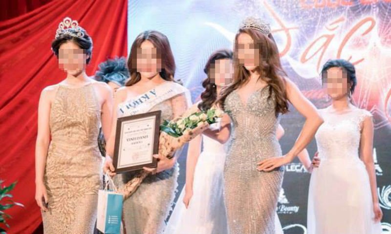 Nguyễn Thị Ngọc (thứ 2, từ trái sang) khi nhận danh hiệu Á khôi 1 tại cuộc thi "cuộc chiến sắc đẹp" tổ chức tại Hà Nội vào đầu 2017 bị truy tố về tội "môi giới mại dâm".