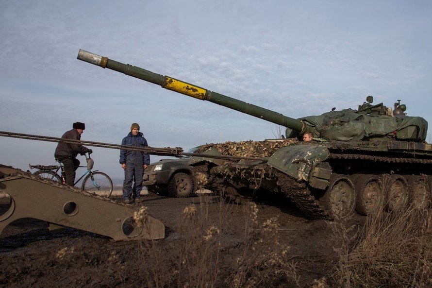 Xe tăng của Ukraine bị hư hỏng gần tiền tuyến Bakhmut ở vùng Donetsk. Ảnh: Reuters.