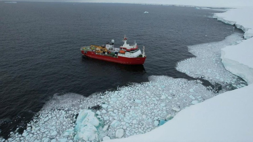 Tàu phá băng Laura Bassi (Italy) đưa nhóm nhà khoa học tới gần vịnh Cá voi, Nam Cực, hôm 31/1.